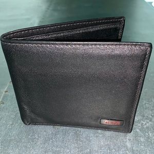 Tumi Slim Leather Bifold Wallet - Black